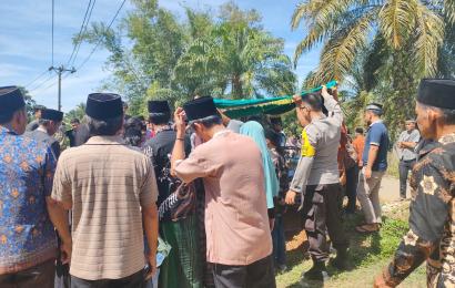 Pak Kades Meninggal Dunia, Bhabinkamtibmas Melayat Sampai ke Pemakaman