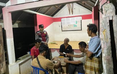 Bengkulu Utara - Untuk mengantisipasi tindak pidana 3C dan gangguan kamtibmas lainnya Polsek Giri Mulya Polres Bengkulu Utara Polda Bengkulu melaksanakan sambang poskamling di wilayah Hukum Polsek Giri Mulya, Sabtu (20/05/2023).  Dalam Kegiatan sambang poskamling menyampaikan Sejumlah imbauan kamtibmas kepada masyarakat antara lain agar meningkatkan kewaspadaan terhadap curat, curas dan curanmor serta gangguan kamtibmas lain nya.  Personil Polsek Giri Mulya di pimpin oleh Kanit Provos Polsek Giri Mulya Aipt