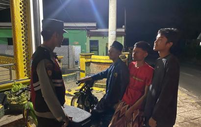 Patroli Malam, Personel Polsek Batik Nau Sampaikan Imbauan Kepada Para Remaja