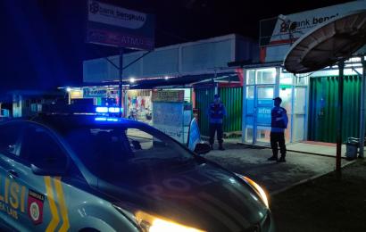 Cegah Gangguan Keamanan, Polsek Lais Laksanakan Patroli  Blue Light