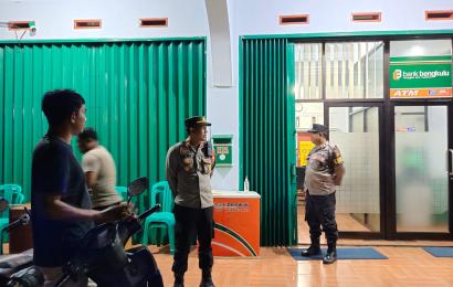 Bengkulu Utara - Untuk mewujudkan situasi Kamtibmas yang aman dan kondusif, Anggota Polsek Padang Jaya melaksanakan patroli mobiling pemantauan obyek vital dan lokasi rawan kriminalitas lainnya.  Sasaran patroli meliputi area Perbankan, stasiun pengisian bahan bakar umum, minimarket dan jalur rawan kriminalitas di wilayah Kecamatan Padang Jaya.  Dikatakan oleh Kapolres BU Polda Bengkulu AKBP Andy Pramudya Wardana melalui Kapolsek Padang Jaya Iptu Ratno, S.H. saat memimpin kegiatan patroli di sejumlah obyek 