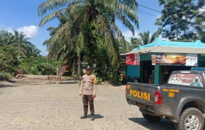Antisipasi Gangguan Kmatibmas, Polsek Penarik Melakukan Pengamanan Penutupan Jalan Poros Menuju PT MMIL 