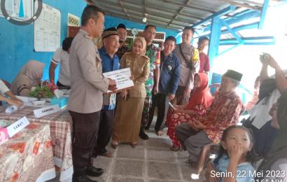 Bhabinkamtibmas Hadiri Pembagian BLT DD dan Titik Nol Pembangunan 