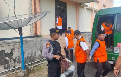 Kawal Tersangka Menuju Pengadilan Negeri Arga Makmur, Personil Sat Samapta Bersenjata Lengkap