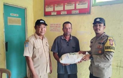 Bhabinkamtibmas Polsek Rimbo Pengadang Hadiri Pembagian Bantuan Pangan di Desa Suka Negeri