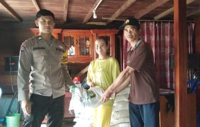 Bhabinkamtibmas Polsek Rimbo Pengadang Hadiri Pembagian Bantuan Pangan di Desa Ajai Siang