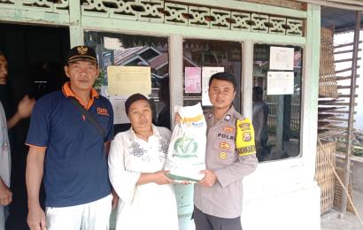 Bhabinkamtibmas Polsek Rimbo Pengadang Hadiri Pembagian Bantuan Pangan di Desa Talang Donok