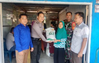 Bhabinkamtibmas Polsek Lebong Selatan Hadiri Pembagian Bantuan Pangan di Desa  Karang Dapo Atas dan Bukit Nibung