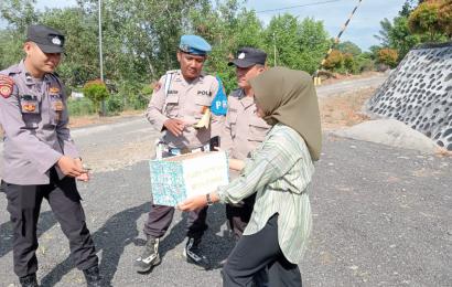 Kapolsek Batik Nau Bersama Personelnya Galakkan Senin Berinfak