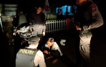Sat Samapta Polres Bengkulu Utara Bantu Warga Pecah Ban