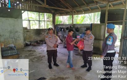 Bhabinkamtibmas Polsek Maje Salurkan Bantuan  Pangan di Desa Tanjung Baru 