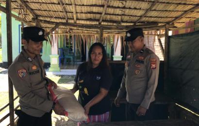 Polsek Kaur Selatan Salurkan Bantuan Pangan Kepada Warga Desa Sinar Pagi