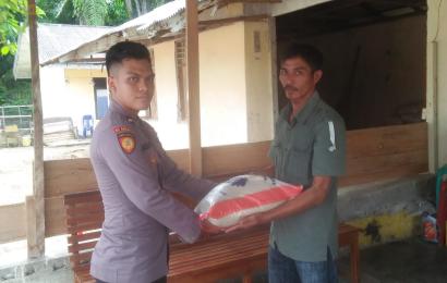 Polsek Tanjung Kemuning Salurkan Bantuan Pangan Kepada Warga Desa Tanjung Kemuning II