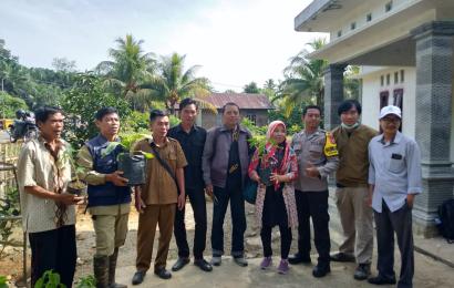 Dukung Program Ketahanan Pangan, Bhabinkamtibmas Hadiri Pembagian Bibit Tanaman Pekarangan