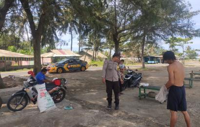 Sampaikan Imbauan, Bhabinkamtibmas Polsek Kota Manna Sambangi Warga dan Pantau Wisatawan Pantai Pasar Bawah