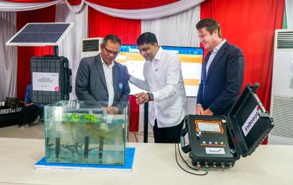 President Director & CEO Indosat Vikram Sinha (tengah), Head of Asia Pasific Global System Mobile Communications Association (GSMA), Julian Gorman (kanan) dan Wakil Rektor Universitas Borneo Tarakan Muhammad Djaya Bakri (kiri) saat melakukan uji coba IoT monitoring kualitas air di Universitas Borneo Tarakan, Senin (22/05).