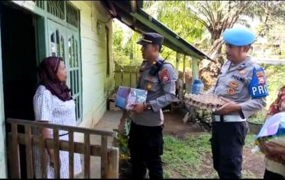 Polsek Padang Jaya Peduli Sesama, Sambangi Warga Kurang Mampu  