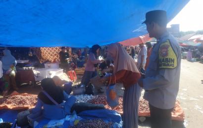 Sambang Pasar, Bhabinkamtibmas Sampaikan Imbauan Kepada Pengelola dan Masyarakat