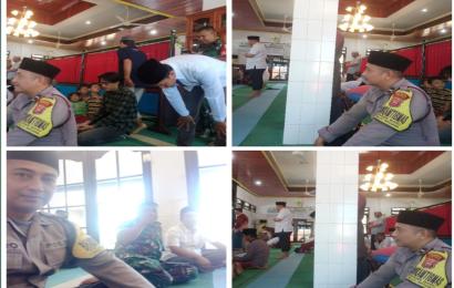 Bhabinkamtibmas Polsek Teluk Segara Monitoring Salat Dhuhur di Masjid 