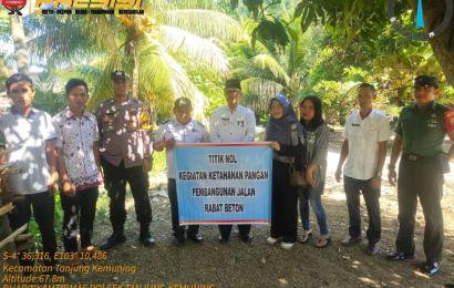 Bhabinkamtibmas Polsek Tanjung Kemuning Hadiri Titik Nol Pembangunan Jalan Rabat Beton dan Pembuatan Sumur Bor Desa Aur Ringit 