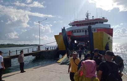 Pastikan Keamanan dan Kenyamanan Penumpang, Personel Polsek Enggano Lakukan Pengamanan