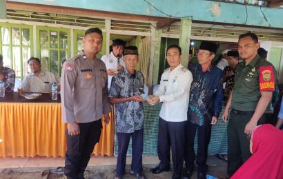 Bhabinkamtibmas Hadiri Pembagian BLT DD di Desa Bajok