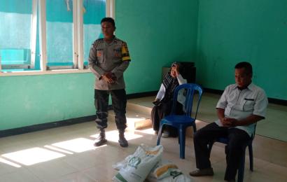 Bhabinkamtibmas Polsek Lebong Utara Hadiri Pembagian Bantuan Pangan di Kelurahan Amen