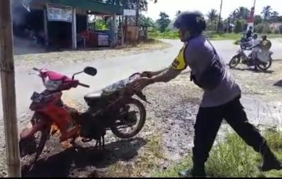 Sigap dan Responsif, Bhabinkamtibmas Polsek Padang Jaya Bantu Padamkan Motor Warga yang Terbakar