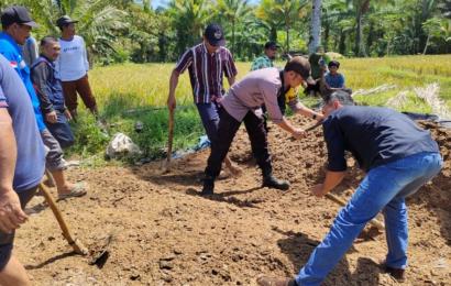 Tanamkan Semangat Gotong Royong Pak Bhabin Bantu Petani Dalam Pengelolaan Pupuk Kompos    