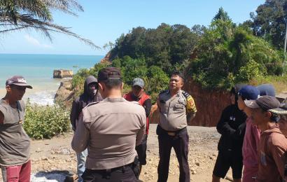 Kapolsek Batik Nau Bersama Babinkamtibmas Berikan Imbauan Untuk Tidak Anarkis