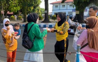 Lagi Jumat Berkah Polresta Bengkulu Berbagi, Bagikan Nasi Kotak di Jalan S Parman
