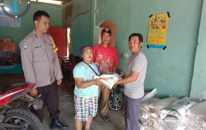 Bhabinkamtibmas Polsek Lebong Selatan Dampingi Pendistribusian Bantuan Pangan di Desa Talang Liak II