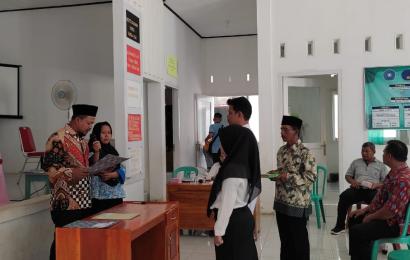 Aktif Kegiatan Desa, Bhabinkamtibmas Polsek Padang Jaya Hadiri Pelantikan Perangkat desa