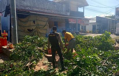 Gotong Royong Jelang Hari Raya Waisak Oleh Patroli Sat Samapta Bersama Pengurus Vihara Arga Makmur