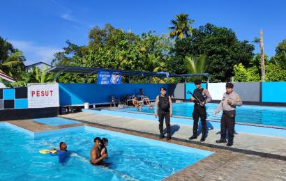 Patroli Sambang Dialogis, Samapta Polres Bengkulu Utara Ciptakan Kenyamanan di Wisata Kolam Renang Arga Makmur