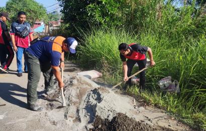 Kapolsek Ajak Anggota dan Masyarakat Gotong Royong Perbaikan Jalan Provinsi