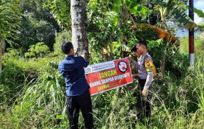 Bhabinkamtibmas Polsek Lebong Utara Pasang Spanduk Larangan Buang Sampah di Sungai