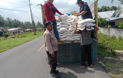 Bhabinkamtibmas Polsek Sindang Kelingi Melaksankan Monitoring dan Pengamanan Penyaluran Bansos 