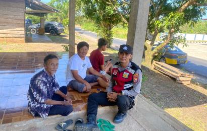 Monitoring Kamtibmas, Polisi Lesehan Bareng Warga