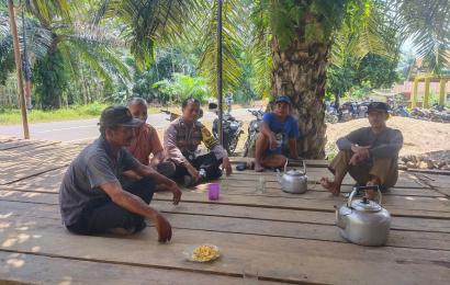 Bhabinkamtibmas Air Muring Polsek Putri Hijau Nongkrong Bareng Warga Sambil Ngopi Bersama