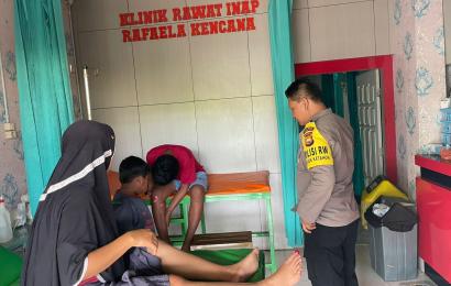 Bantu Korban Kecelakaan, Personel Polsek Ketahun Bantu Bawa Korban ke Klinik