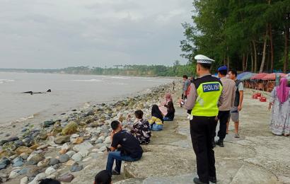  Sampaikan Imbauan, Polsek Kota Manna Monitoring Wisatawan Pantai Pasar Bawah
