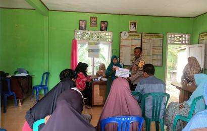Bhabinkamtibmas Polsek Putri Hijau Hadiri Pembagian BLT-DD Desa Cipta Mulya 
