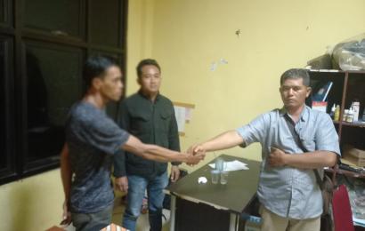 YA (kiri) dan suami MD, M Yusuf (kanan) bersalaman