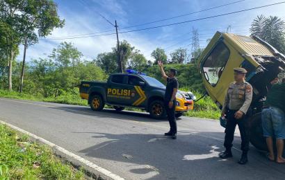 Polres Rejang Lebong Gelar Pengaturan Lalu Lintas Dilokasi Mobil Alami Kerusakan