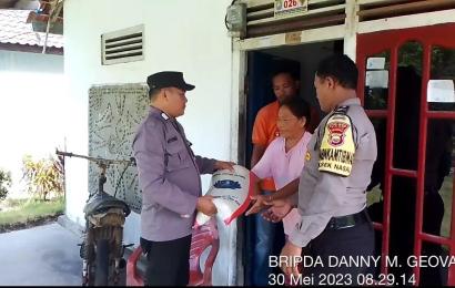 Polsek Nasal Bagikan Bantuan Sembako kepada Masyarakat yang Membutuhkan 