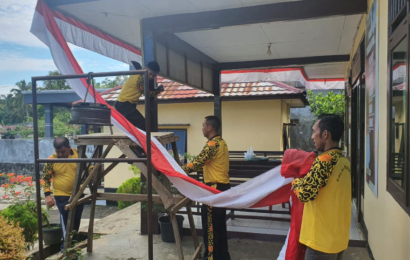 Menyambut Hari Bhayangkara ke 77, Polsek Giri Mulya Semangat Melakukan Pemasangan Umbul-Umbul