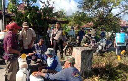 Bhabinkamtibmas Polsek Lebong Selatan Bersama Warga Gotong Royong Berantas Hama Pacet