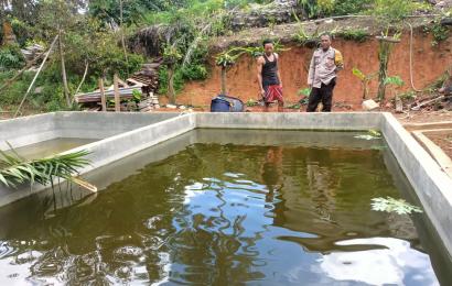 Bhabinkamtibmas Sambangi Pengusaha Kolam Ikan Guna Sukseskan Program Pemerintah