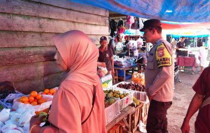 Jalin Keakraban dan Kedekatan Dengan Warga, Bhabinkamtibmas Sambangi Pedagang di Pasar Tradisional